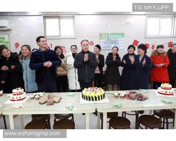 香港足球明星队赛后欢聚一堂共享美食庆祝胜利时刻